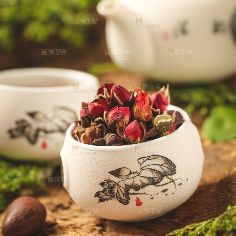 杯子里装着干玫瑰花
