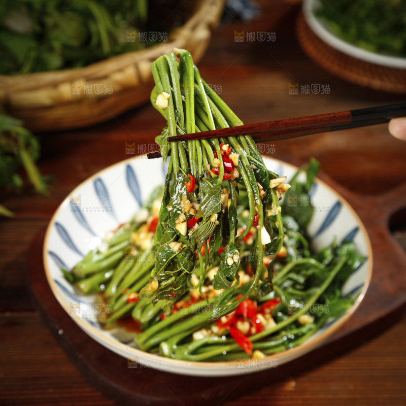 筷子上夹着香椿芽