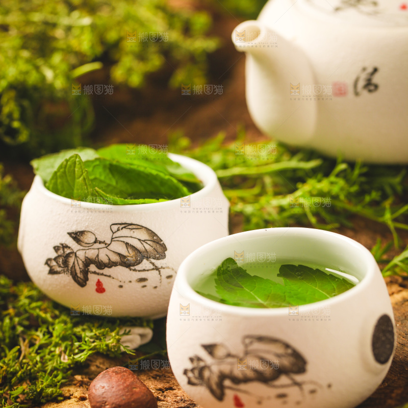 木底上放着一杯薄荷茶