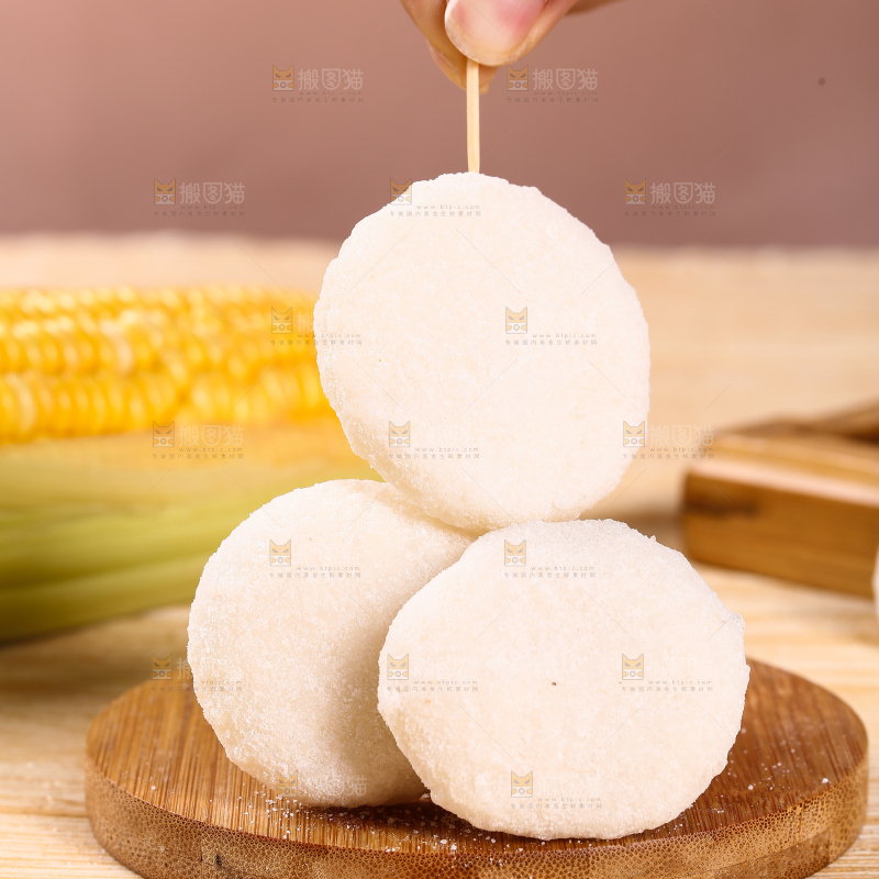 木板上放着糯米糍粑