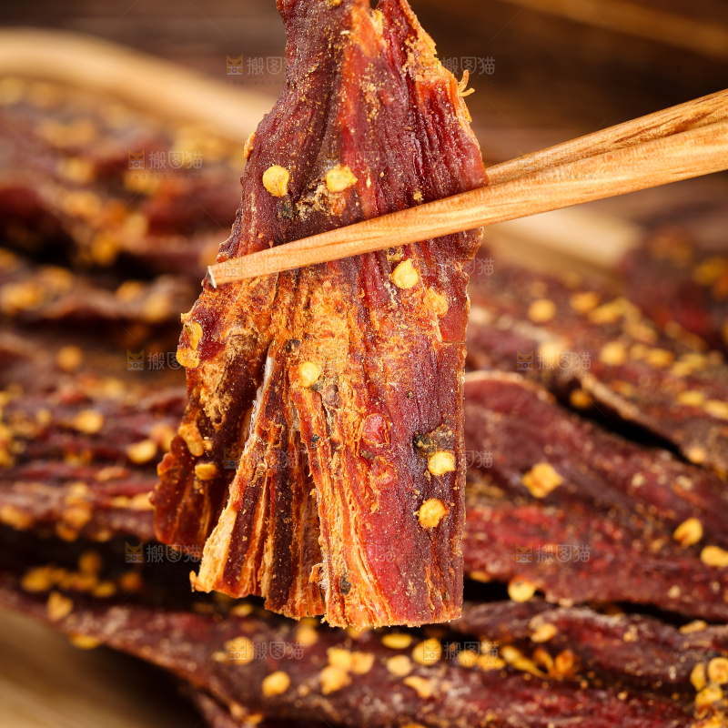 筷子上夹着风干牛肉干