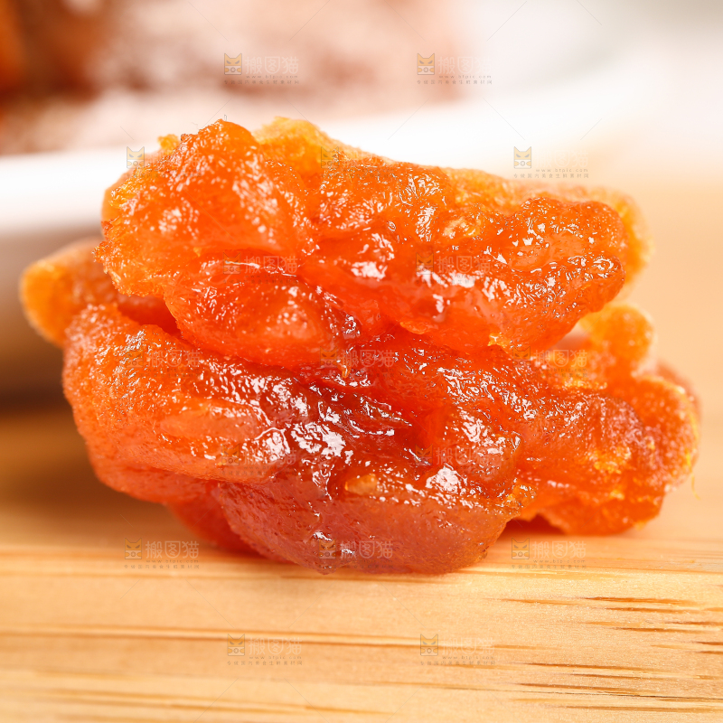 木底上的糖心柿饼