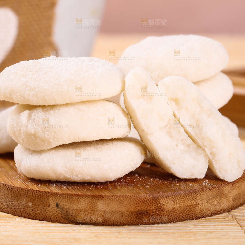 木板上摆放着一堆小糍粑