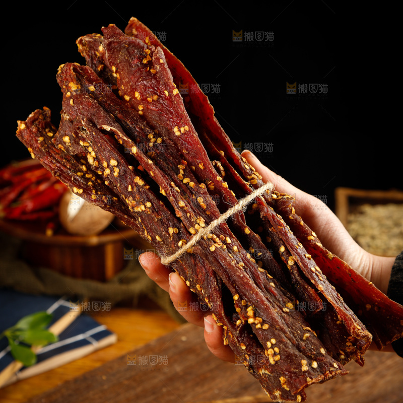 手里拿着牛肉干