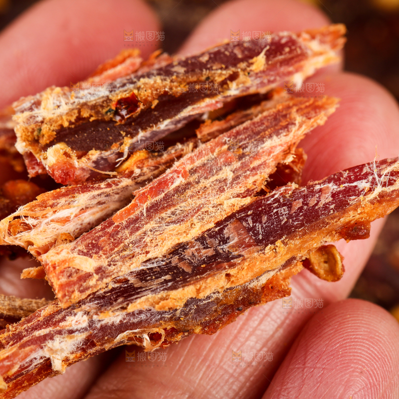 手里拿着牛肉
