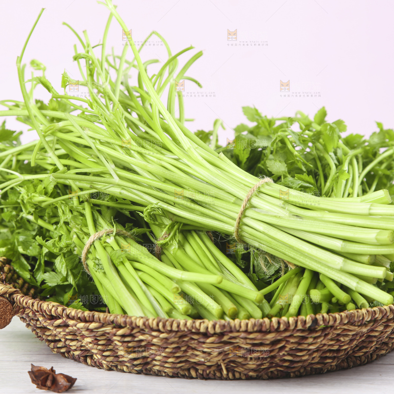 白底上放着一篮新鲜水芹菜
