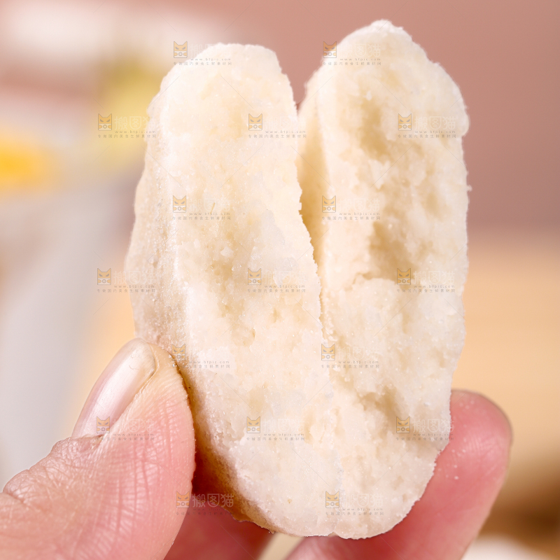 手里拿着糍粑