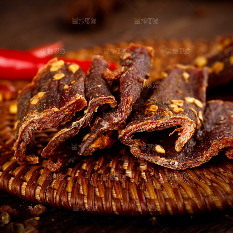 藤垫上放着牛肉干