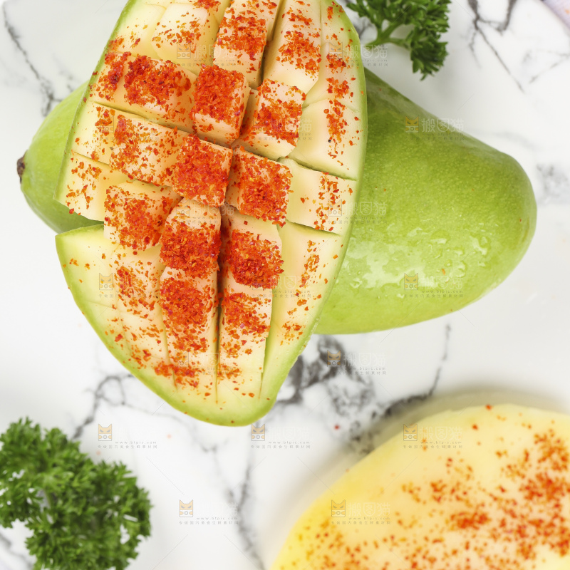 盘里装着生吃酸芒果