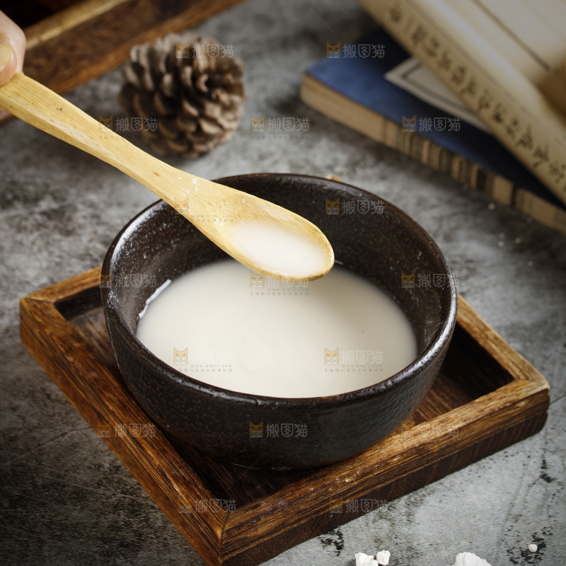碗里泡着红薯淀粉