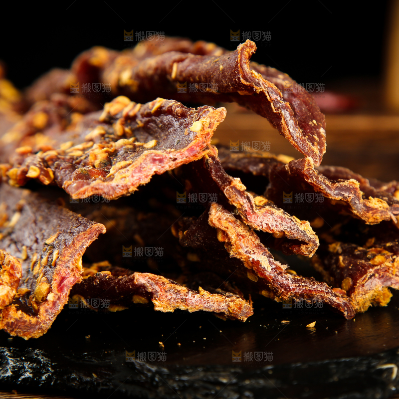 黑底上摆放着风干牛肉干