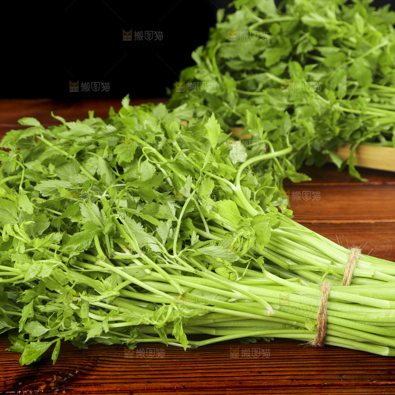 木底上放着水芹菜