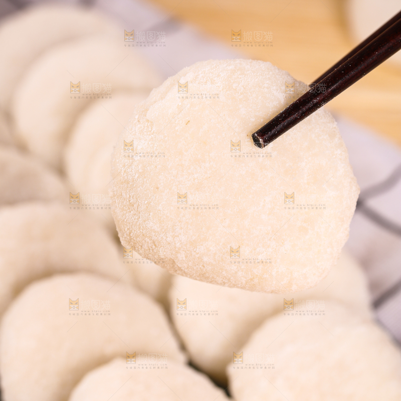 筷子上夹着糍粑