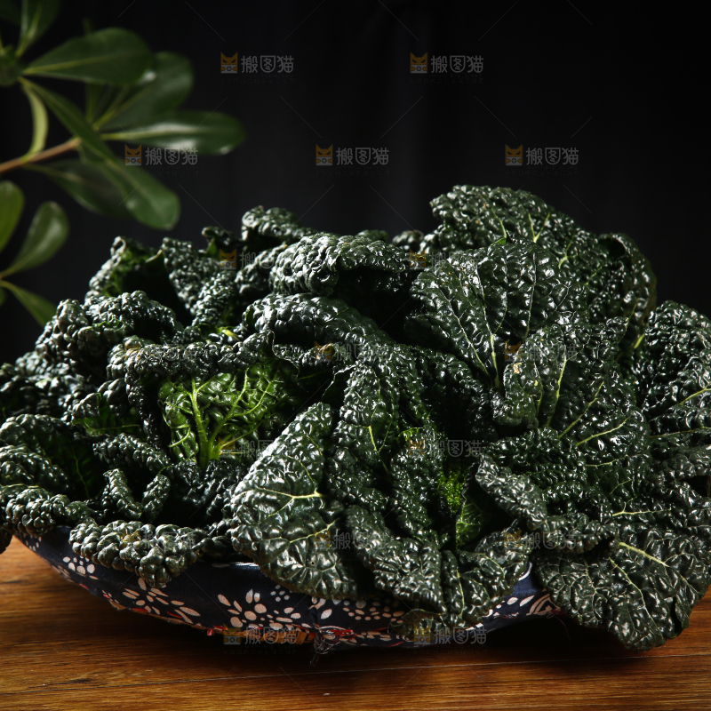 木底上放着一篮泡泡菜
