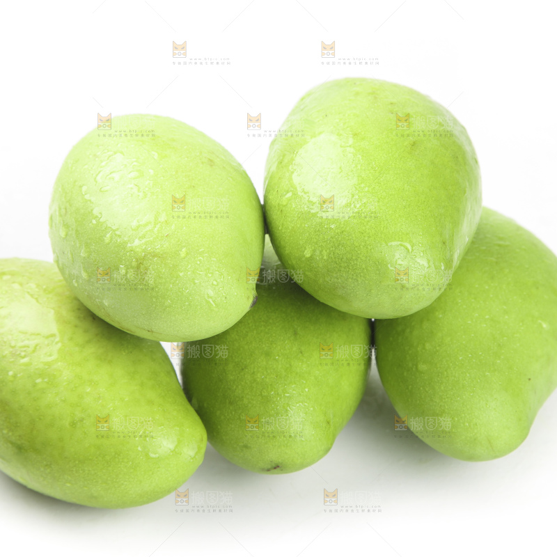 一堆新鲜生芒果