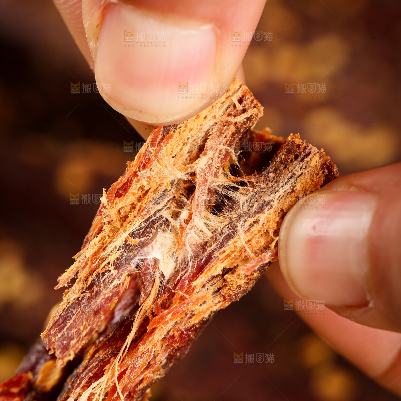 手里拿着手撕牛肉干