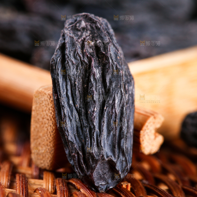 藤垫上放着黑加仑葡萄干