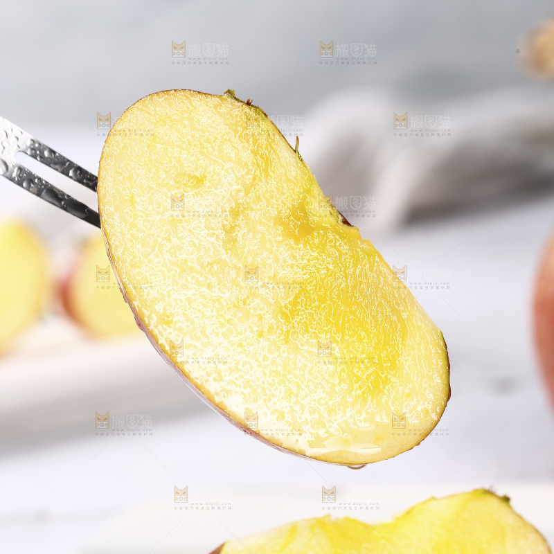 叉子上插着糖心苹果