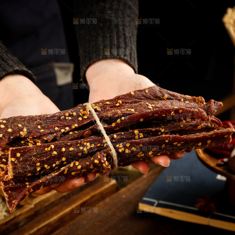 手里拿着牛肉干