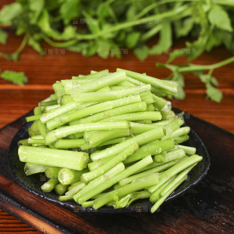 木板上放着一盘水芹