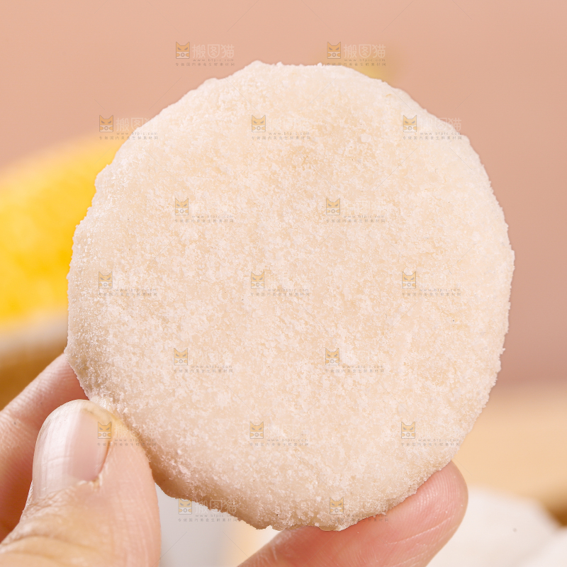 手里拿着糍粑