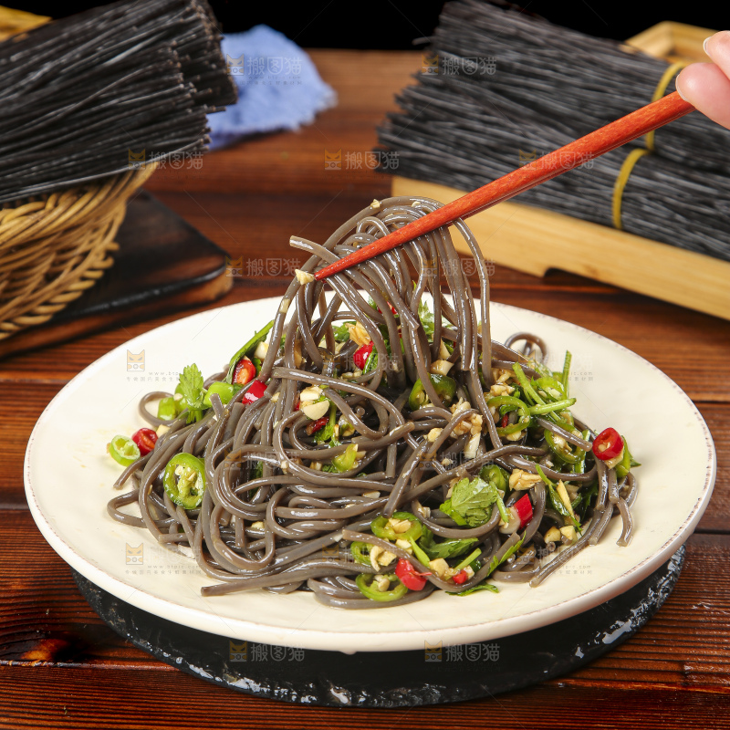 筷子上夹着香辣蕨根粉