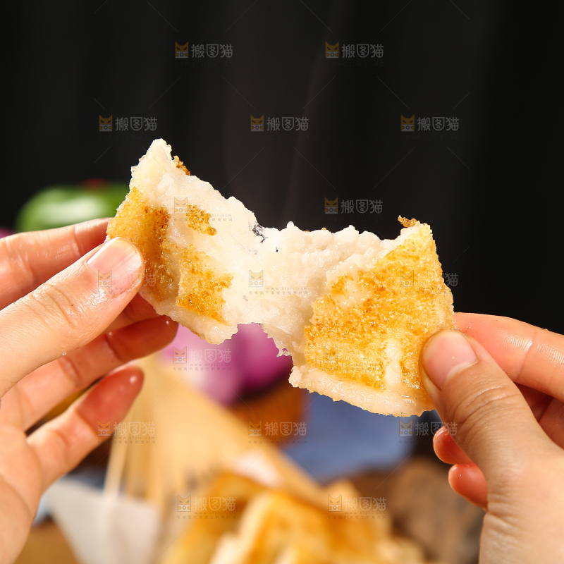手里拿着糍粑