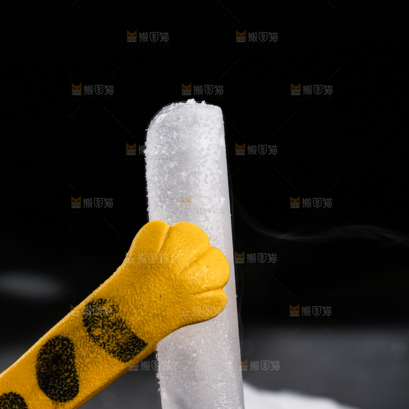 夹子上夹着干冰块