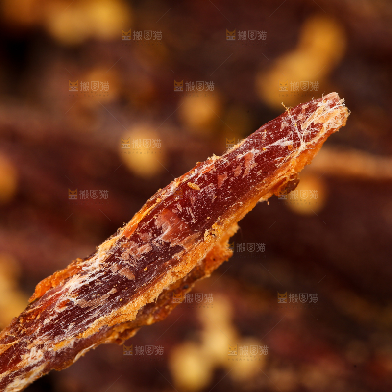手里拿着牛肉
