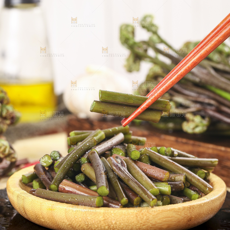 筷子上夹着蕨菜