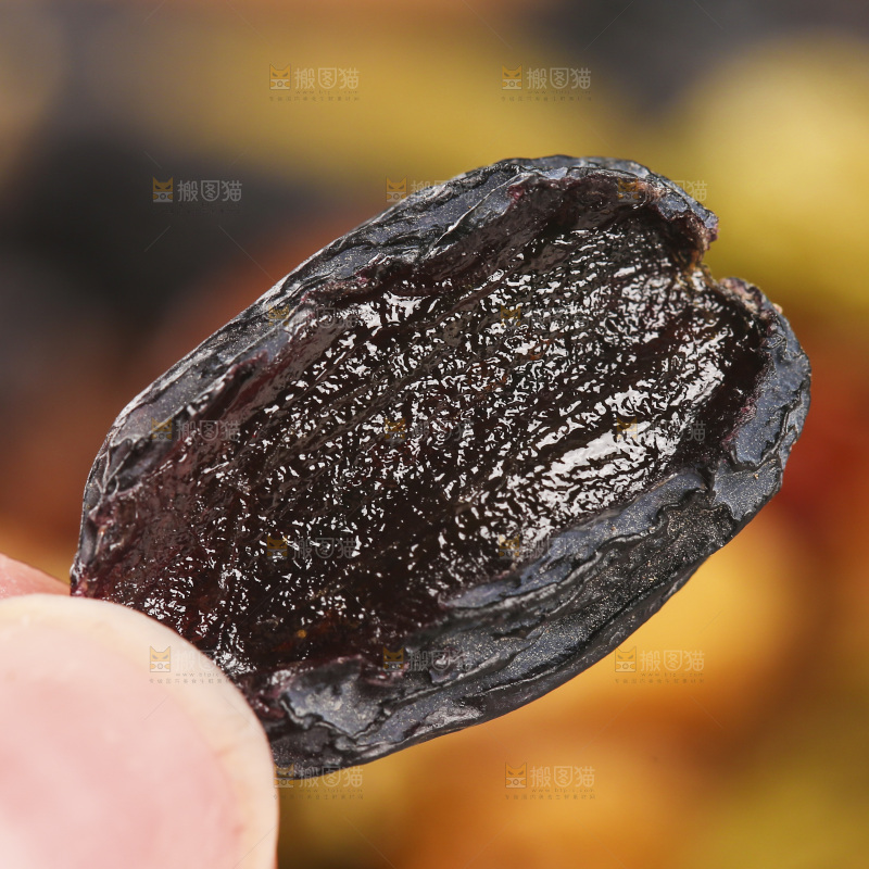 手里拿着黑加仑葡萄干