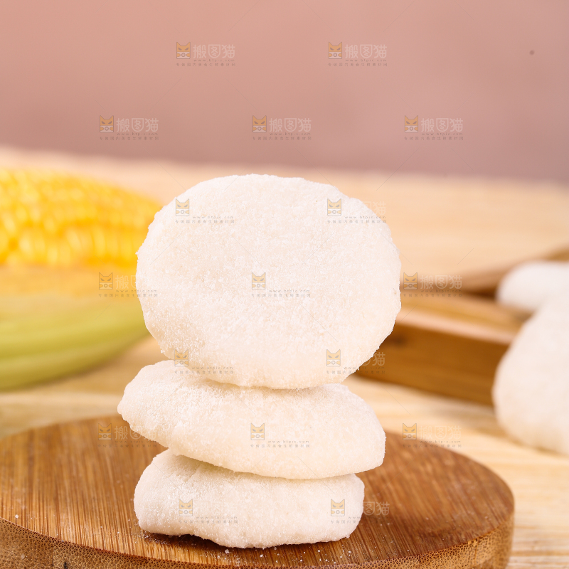 木板上放着糯米糍粑