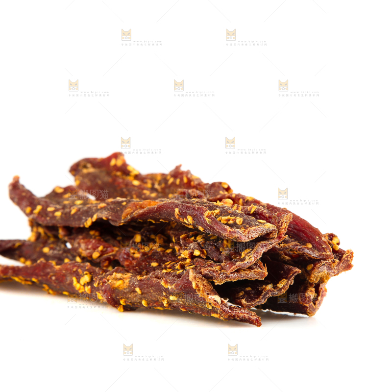 一堆牛肉干放着白底上