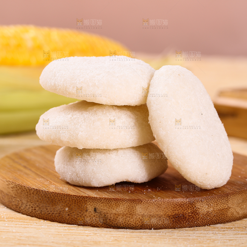 木板上放着糯米糍粑