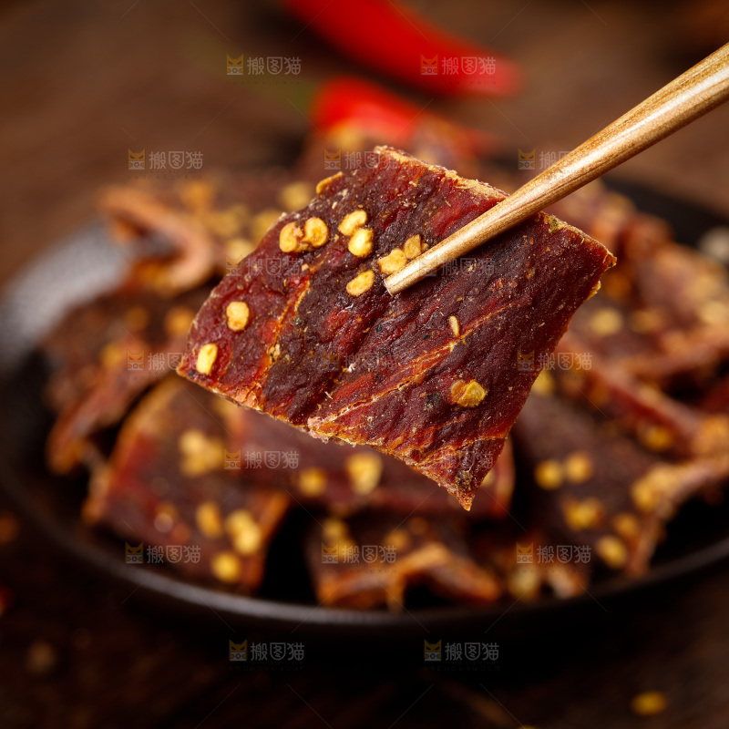 筷子上夹着牛肉干