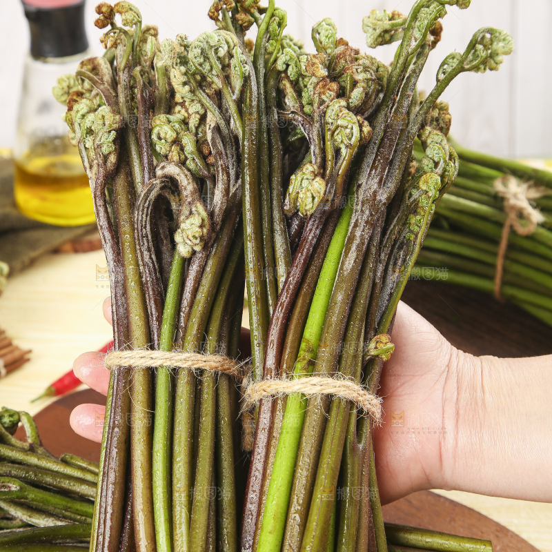 手里拿着拳头菜