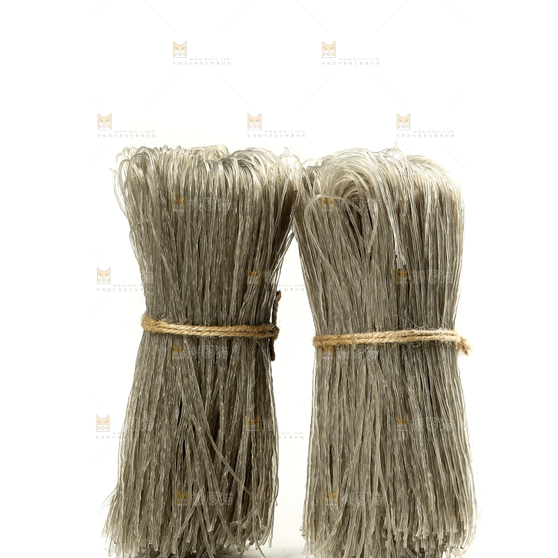 红薯粉丝摆放在白底上