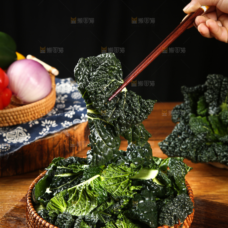 筷子上夹着青菜