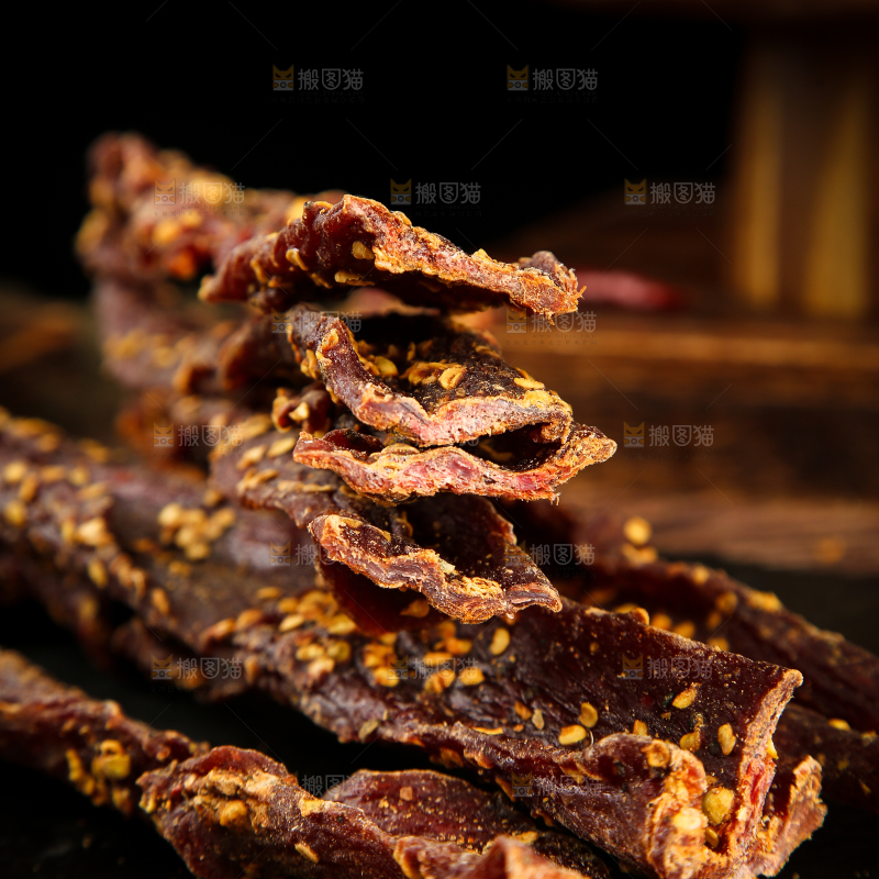 黑底上摆放着风干牛肉干