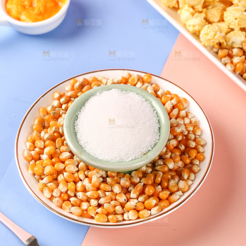 盘子里的玉米粒和白糖