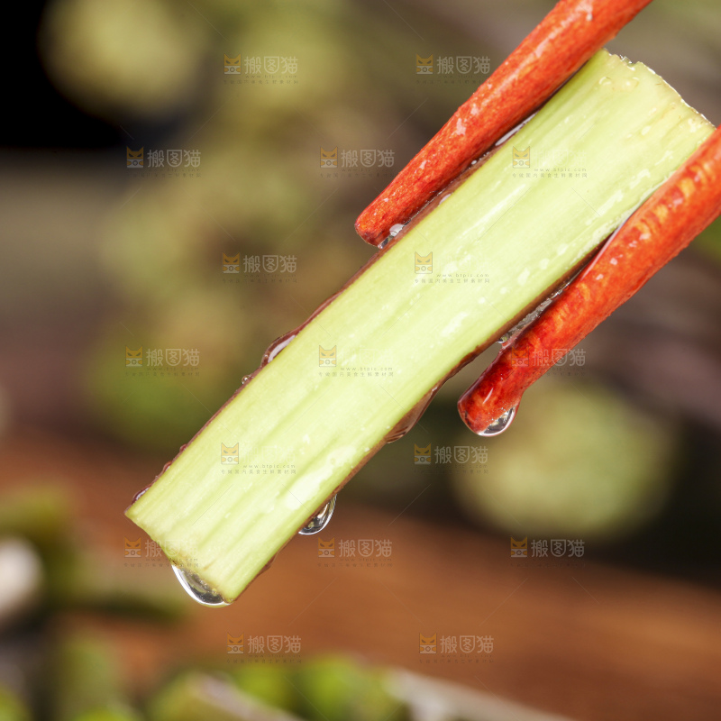 筷子上夹着蕨菜