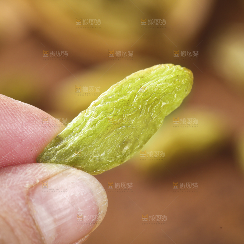 手里拿着绿葡萄干