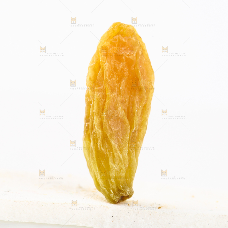 白底上放着黄葡萄干