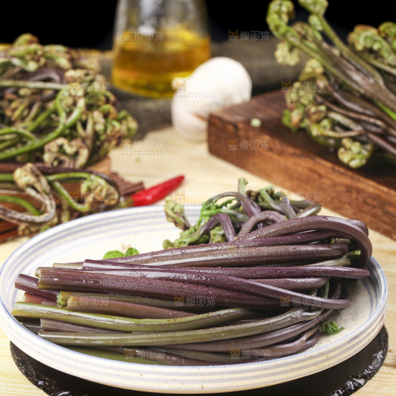 一盘野生蕨菜