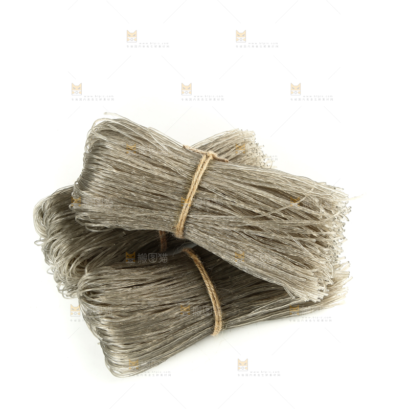 红薯粉丝摆放在白底上