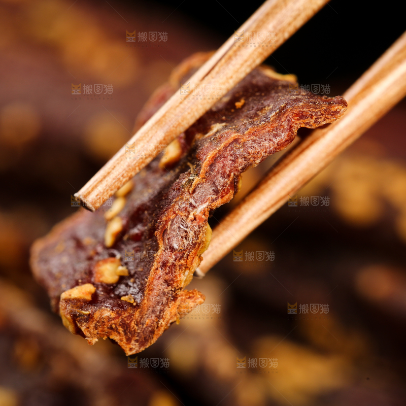 筷子上夹着牛肉干