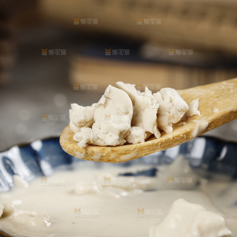 勺子上舀着淀粉