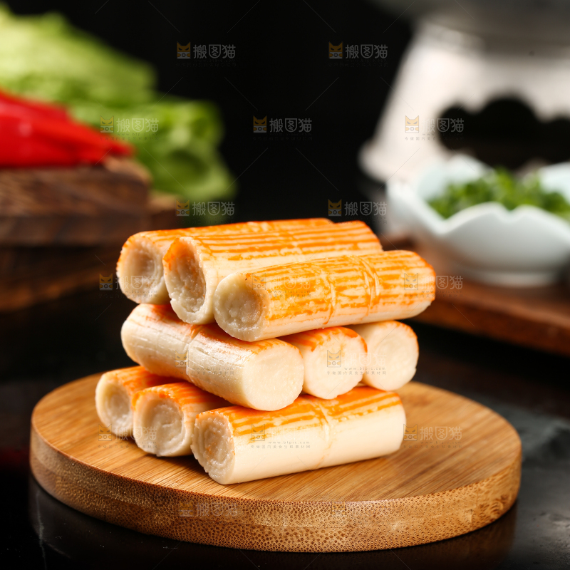 木板上摆放着蟹肉棒