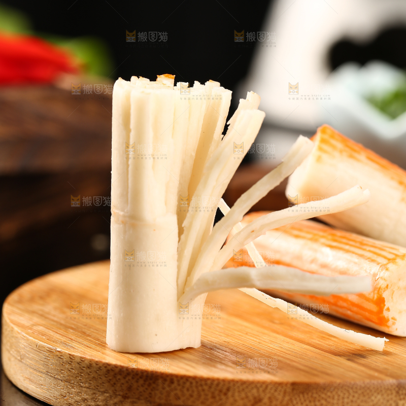 木板上放着蟹肉棒