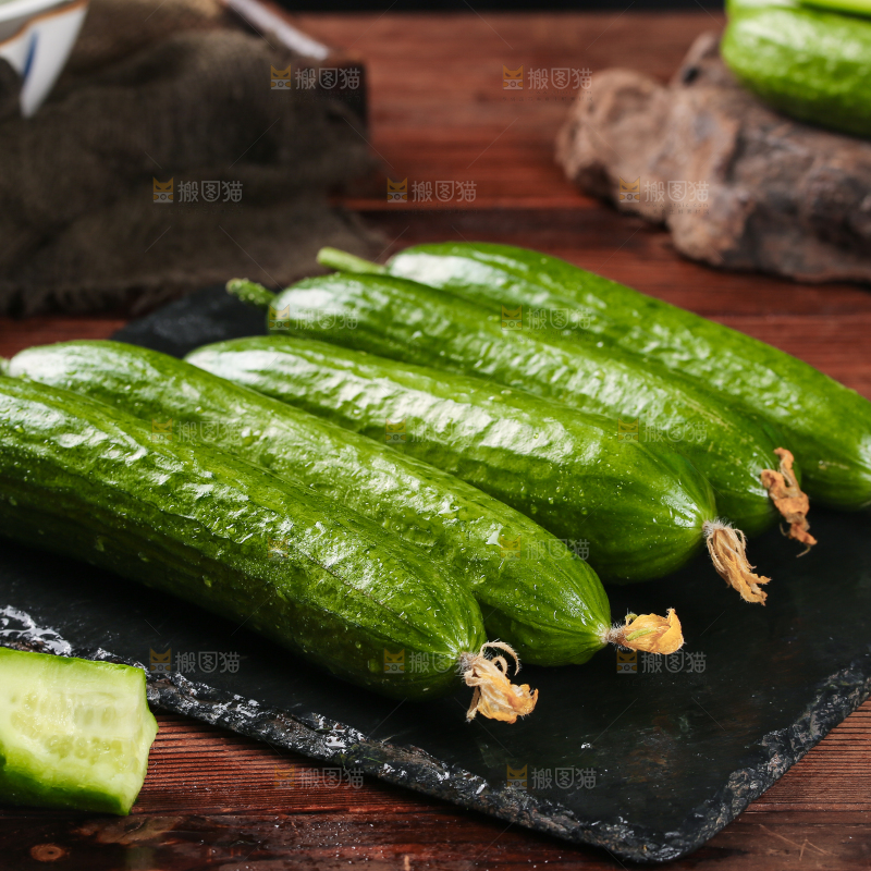 黑石板上摆放着水果小黄瓜